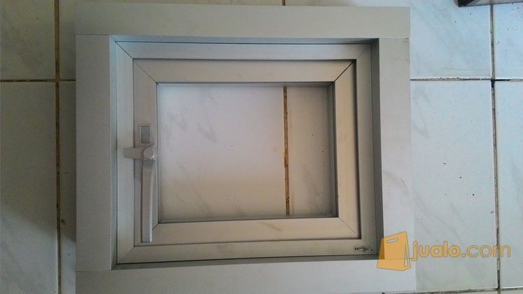 Jendela Casment warna silver (Jendela Alumunium warna Silver))
