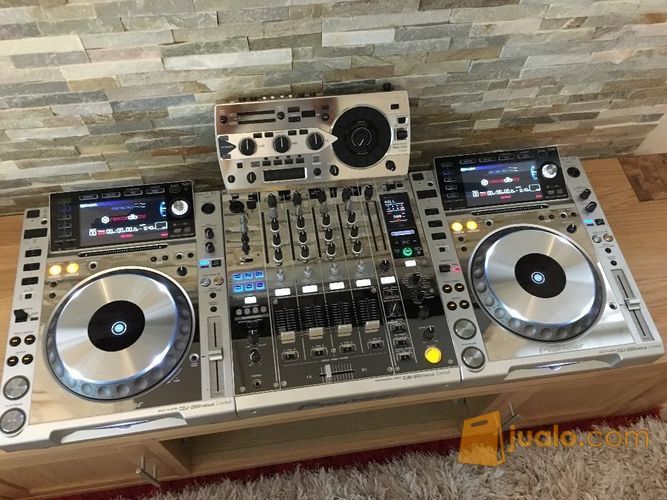 Pioneer DJ set: 2 x CDJ-2000 Nexus + DJM-900 Nexus + RMX-1000 Platinum Limited Editio