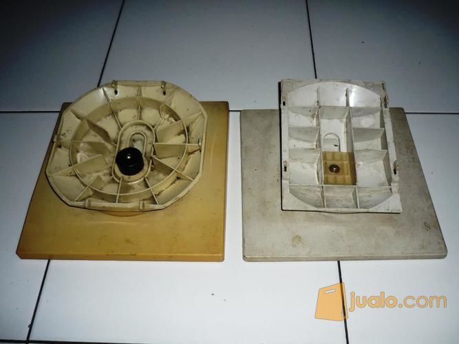 Dudukan Monitor Tabung