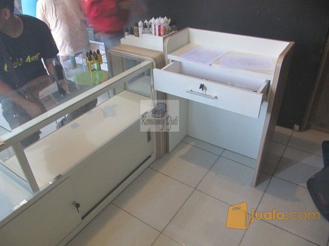 Etalase Display Kaca Toko Vapour Semarang