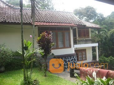 VILLA DENGAN KOLAM RENANG DI MEGAMENDUNG, PUNCAK, BOGOR