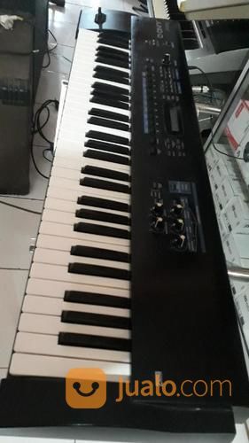 Keyboard Roland Juno D Synthesizer