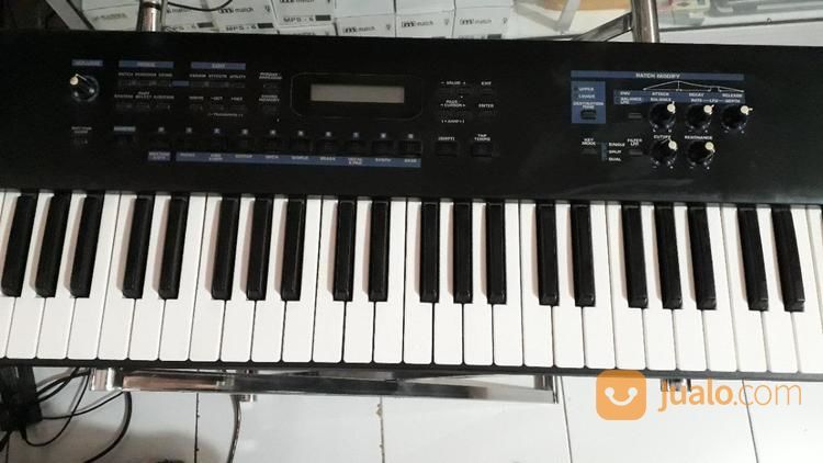 Keyboard Roland Juno D Synthesizer