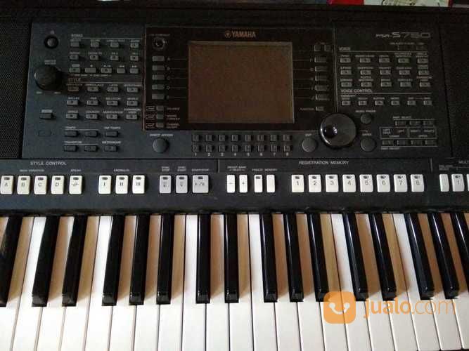 Keyboard YAMAHA PSR S750