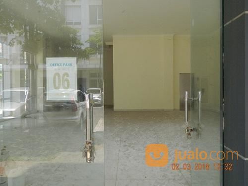 Gedung Perkantoran 5 Lantai Terletak Di Kawasan Bisnis Dan Komersil Dilengkapi Dengan Lift