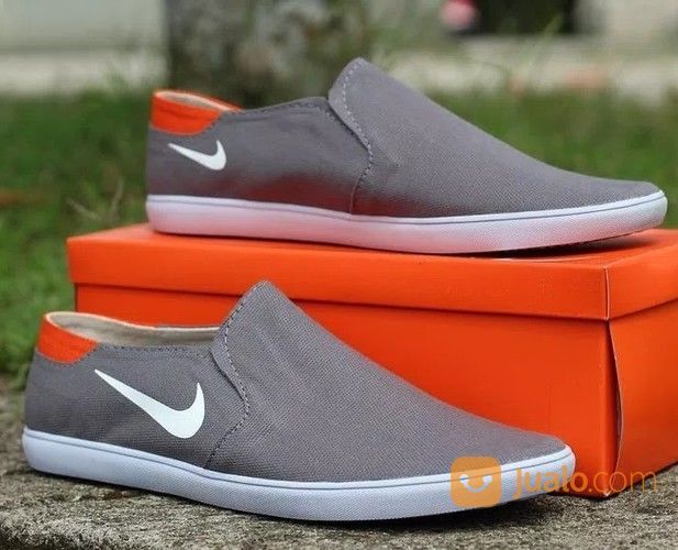 Sepatu Slip On Nike