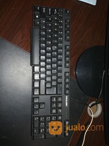 FUJITSU 905G - 18.5" LCD Monitor + Bonus Keyboard ProLink