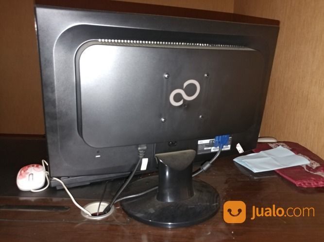 FUJITSU 905G - 18.5" LCD Monitor + Bonus Keyboard ProLink