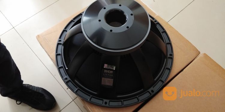 Speaker Subwoofer Rcf L18p300-P400-X400 Made In China 1000 Watt Kwalitas No1 Suara Mantaps