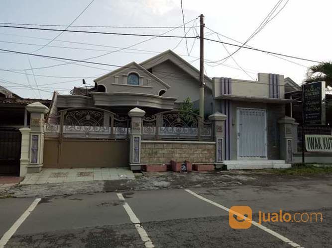 Rumah Tepi Jalan Utama Gunung Batu Jember