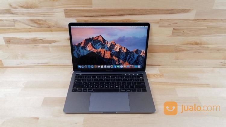 MacBook Pro (13-Inch Mid 2017) / Space Gray