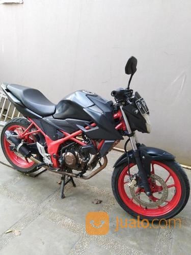 Motor HONDA CB150R Merah