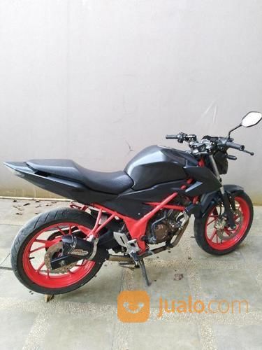 Motor HONDA CB150R Merah
