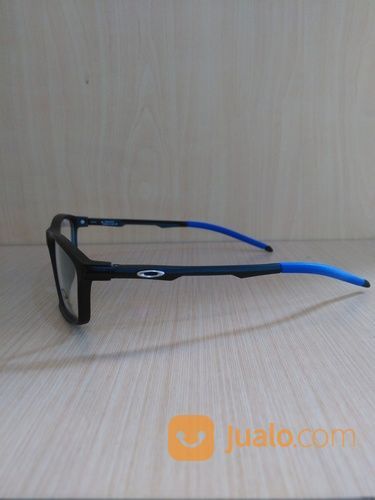 Frame Kacamata Oakley Dibagian Tangkainya Ada Pir Kombinasi Warna Biru Cocok Buat Pria