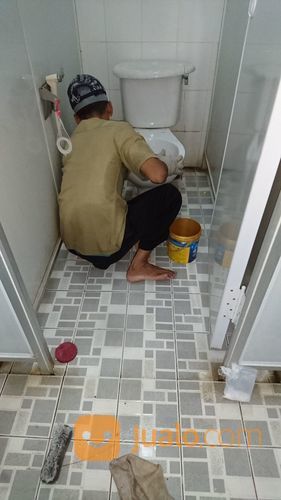 Jasa Membersihkan Kamar Mandi (Toilet Cleaning)