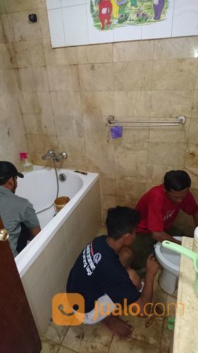 Jasa Membersihkan Kamar Mandi (Toilet Cleaning)