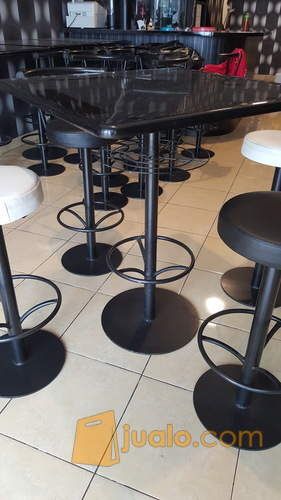 meja cafe tinggi hitam putih minimalis