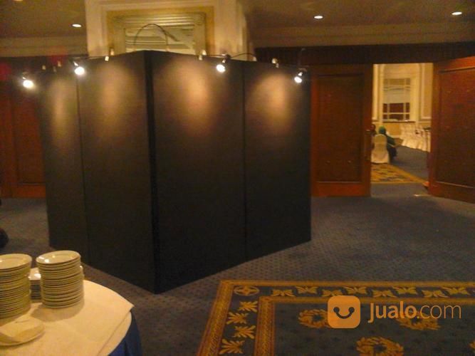 Sewa Panel Partisi Pameran Murah Warna Hitam Untuk Foto, Poster, Lukisan, Dll