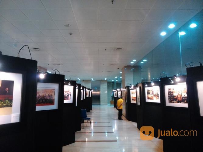 Sewa Panel Partisi Pameran Murah Warna Hitam Untuk Foto, Poster, Lukisan, Dll