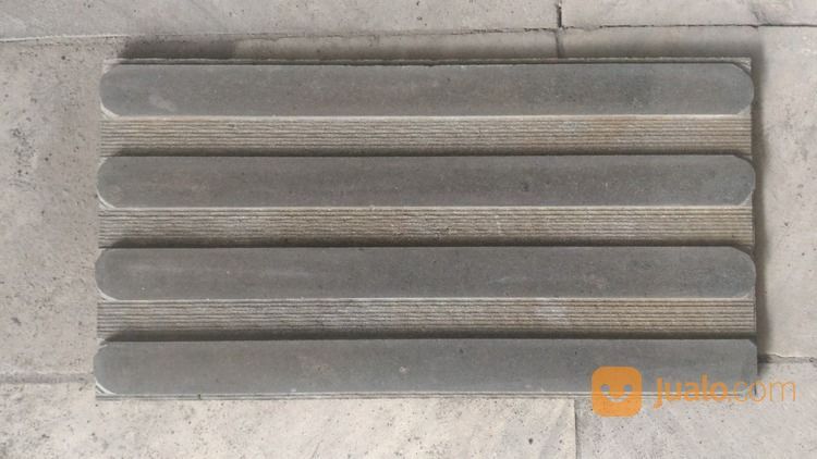 Batu Keramik Guiding Block Lantai Petunjuk Pejalan Kaki Tunanetra Difabel