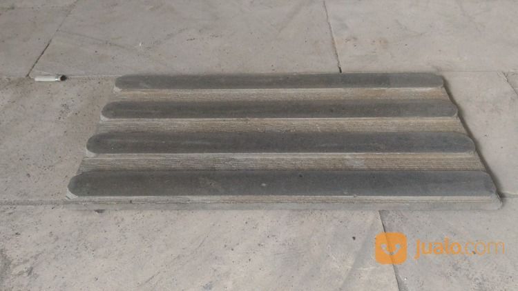 Batu Keramik Guiding Block Lantai Petunjuk Pejalan Kaki Tunanetra Difabel