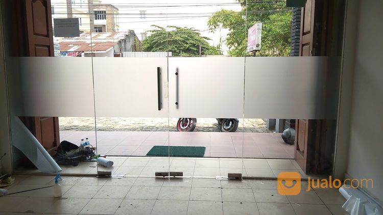 Jasa Pasang Stiker Oneway Pintu Kaca Kantor Di Medan
