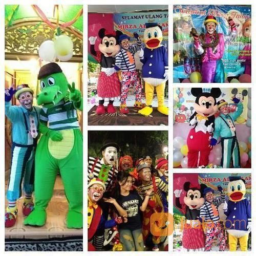 Badut Dan Tari Ular Lucu