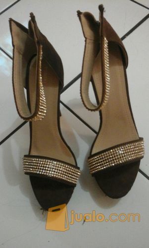 Sepatu High Heels Wanita YONGKI KOMALADI