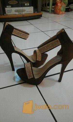 Sepatu High Heels Wanita YONGKI KOMALADI