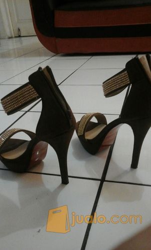 Sepatu High Heels Wanita YONGKI KOMALADI