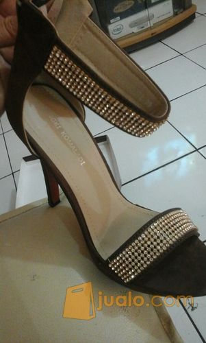 Sepatu High Heels Wanita YONGKI KOMALADI