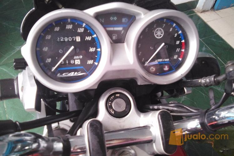 YAMAHA Vixion 2012 Tangan 1
