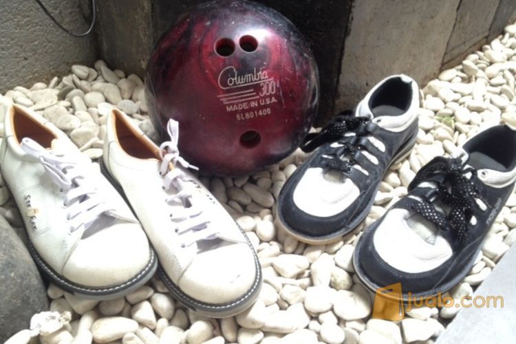Bola Bowling & 2 pasang sepatu bowling mulus