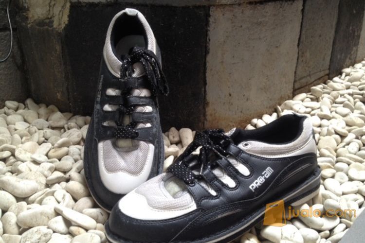 Bola Bowling & 2 pasang sepatu bowling mulus