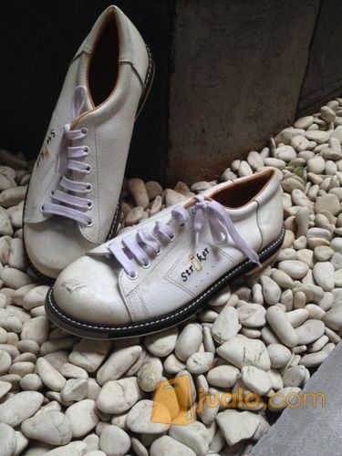 Bola Bowling & 2 pasang sepatu bowling mulus