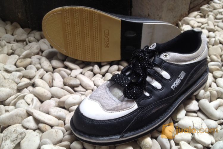 Bola Bowling & 2 pasang sepatu bowling mulus