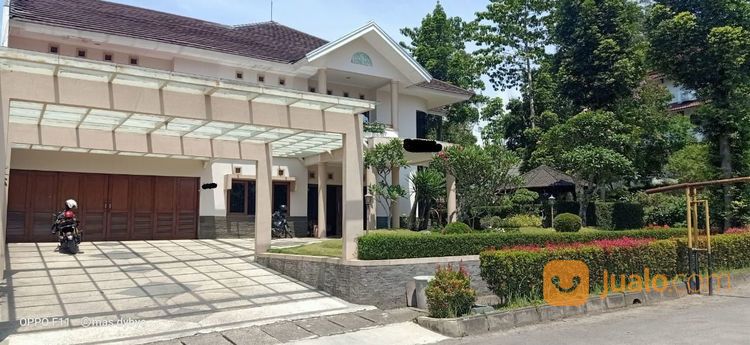 Rumah Besar Dan Mewah Graha Puspa Lembang