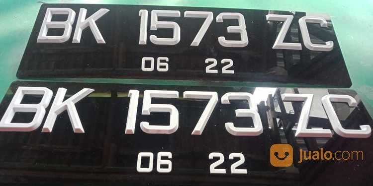 Plat Mobil Timbul Putih