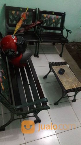 Kursi Taman Atau Kursi Teras Depan Rumah