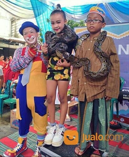 Badut Dan Tari Ular Cilik