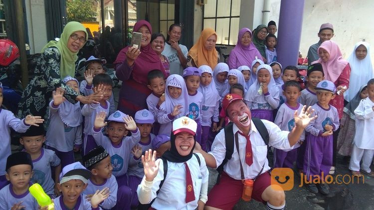 Badut Dan Tari Ular Cilik