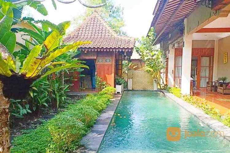 Rumah Dengan Kolam Renang Dekat Monumen Monjali Modern Klasik