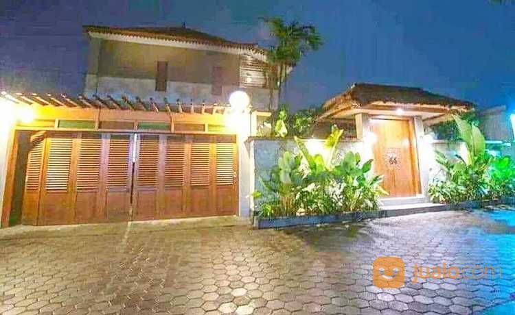 Rumah Dengan Kolam Renang Dekat Monumen Monjali Modern Klasik
