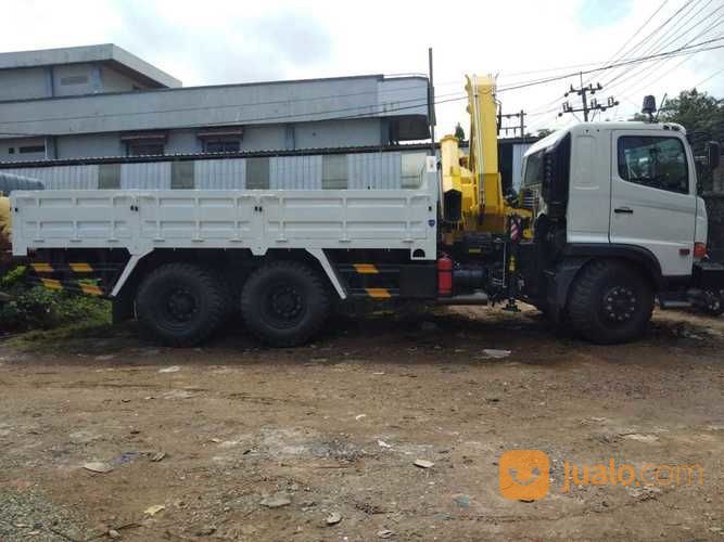 CRANE TRUCK HINO KAPASITAS 9 TON HYVA TH. 2018 PEMAKAIAN TERAWAT FAKTUR MILIK PRIBADI (BARANG JOSS)