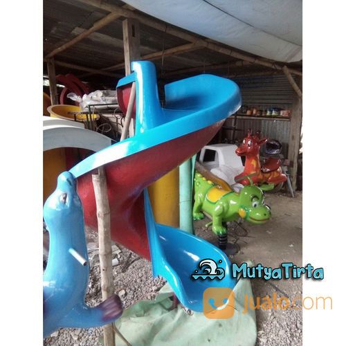 Perosotan Fiberglass Spiral Dengan Tangga Besi