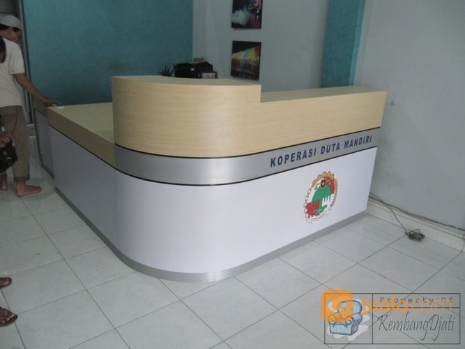 Meja Resepsionis Bentuk L Lengkung