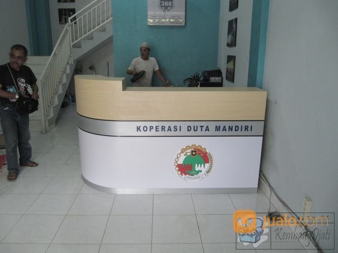 Meja Resepsionis Bentuk L Lengkung