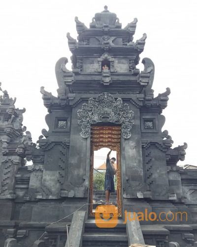 TUKANG PELINGGIH BATU SELEM TABANAN BALI