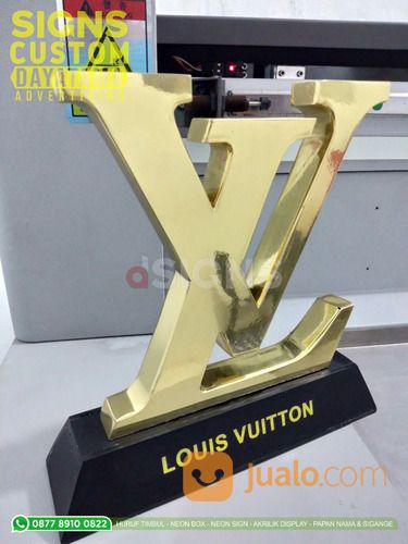 Plakat Logo LV Bahan Kuningan
