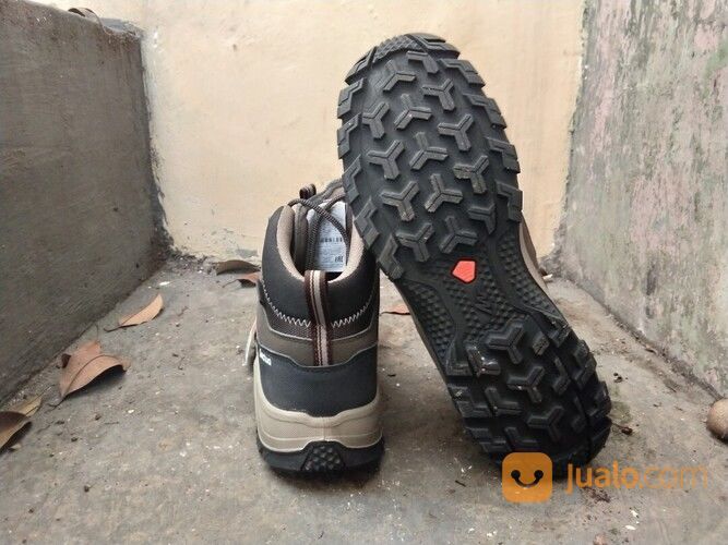SEPATU GUNUNG QUECHUA MH100 MID LOW